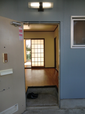 Entrance. Ventilation is very good and open the front door.