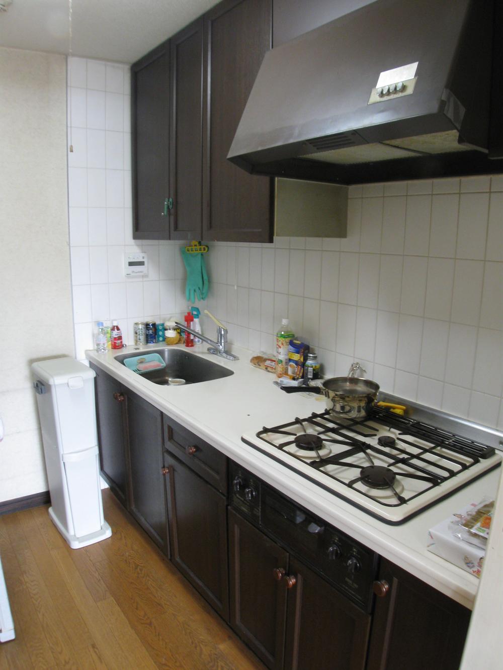 Kitchen. Indoor (12 May 2012) shooting Kitchen with a feeling of opening to expand the opening is clean your.