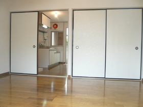 Living and room. Since the housing there is a closet, Please by all means effective activities. 