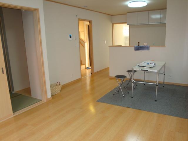 Living.  [Same specifications ・ living] Two buildings both, It will Tsuzukiai Japanese-style specification in the living room