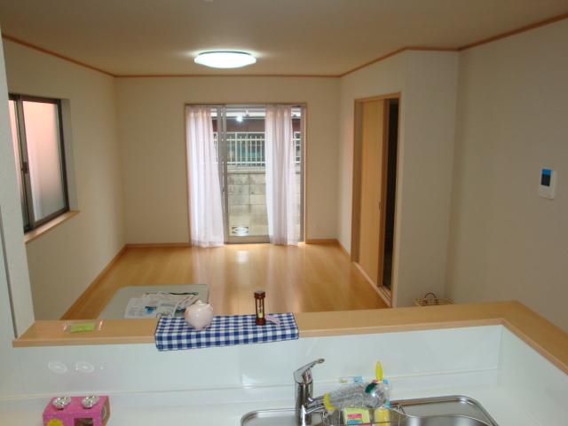 Kitchen.  [Same specifications ・ kitchen] Living room overlooks the kitchen