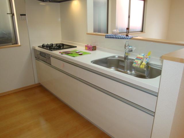 Kitchen.  [Same specifications ・ kitchen] Grain also clean white color ・ Artificial marble top ・ Water purifier is with integrated faucet.