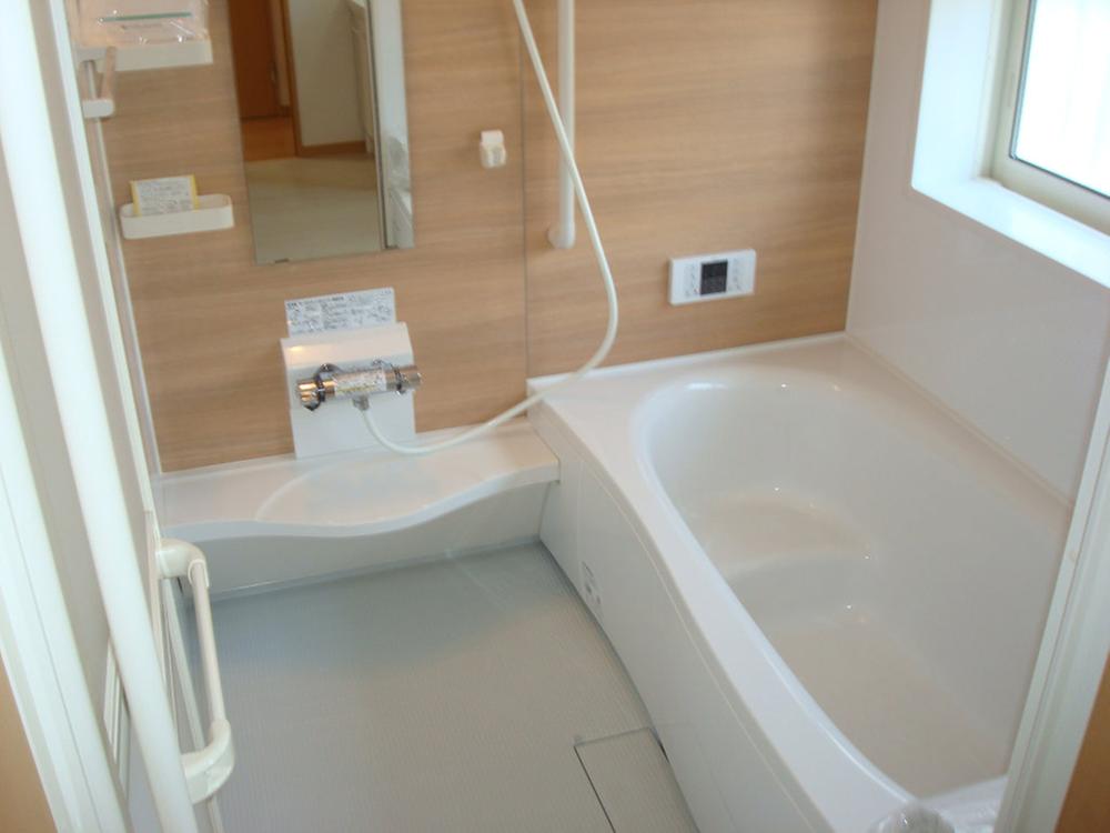 Bathroom.  [Same specifications ・ bathroom] 1 square meters the size of the room. Clean in Karari floor is also a breeze.