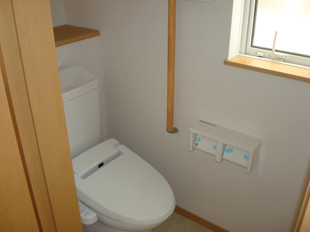 Toilet.  [Same specifications ・ toilet] 1 & 2 Kaitomo with bidet. Window and handrail is also attached.