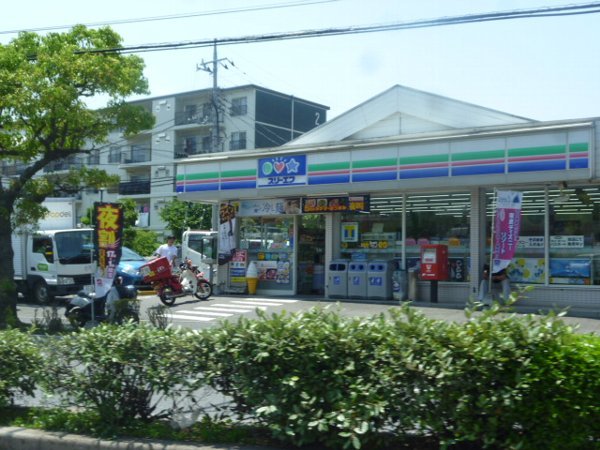 Convenience store. Three F Kitamoto the town until the (convenience store) 1m