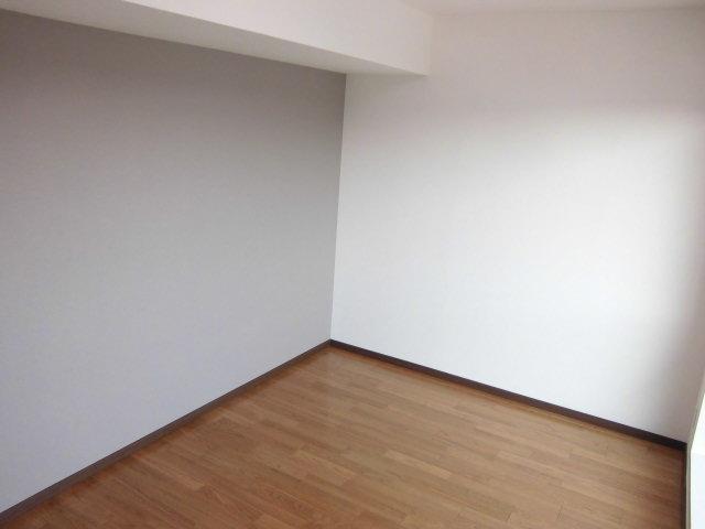 Non-living room. Western is