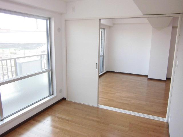 Non-living room. Western is