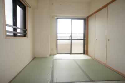 Living and room. I Japanese-style room is you want one with a sunny calm