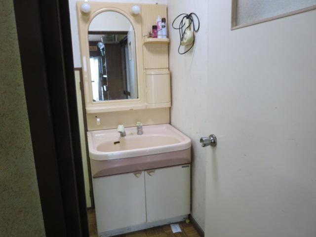 Wash basin, toilet. Pink lovely wash basin