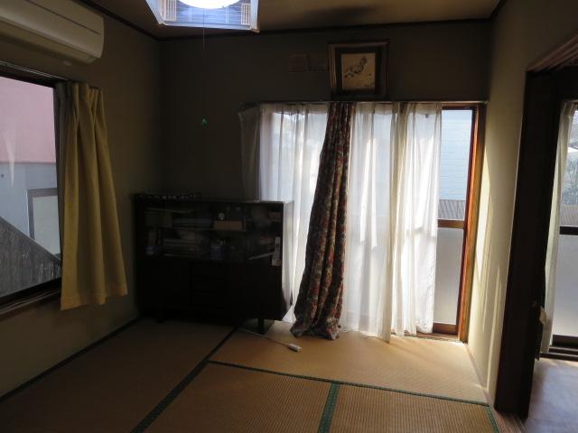 Non-living room. LDK is next to the Japanese-style room. Here is also two-sided lighting!