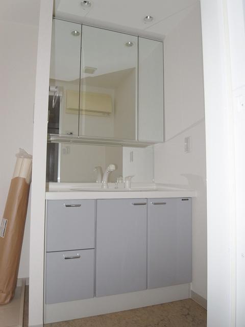 Other introspection. Vanity storage rich three-sided mirror type
