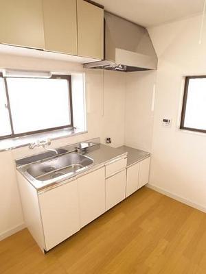 Kitchen. Kitchen with two-necked gas stove can be installed ☆