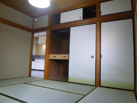 Living and room. There is a big storage in the Japanese-style room. 