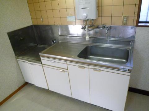 Kitchen. There is also a large window to put a two-necked gas stove. Good cooking. 