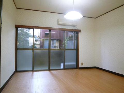 Living and room. Lighting also shutter also be equipped with air conditioning. 