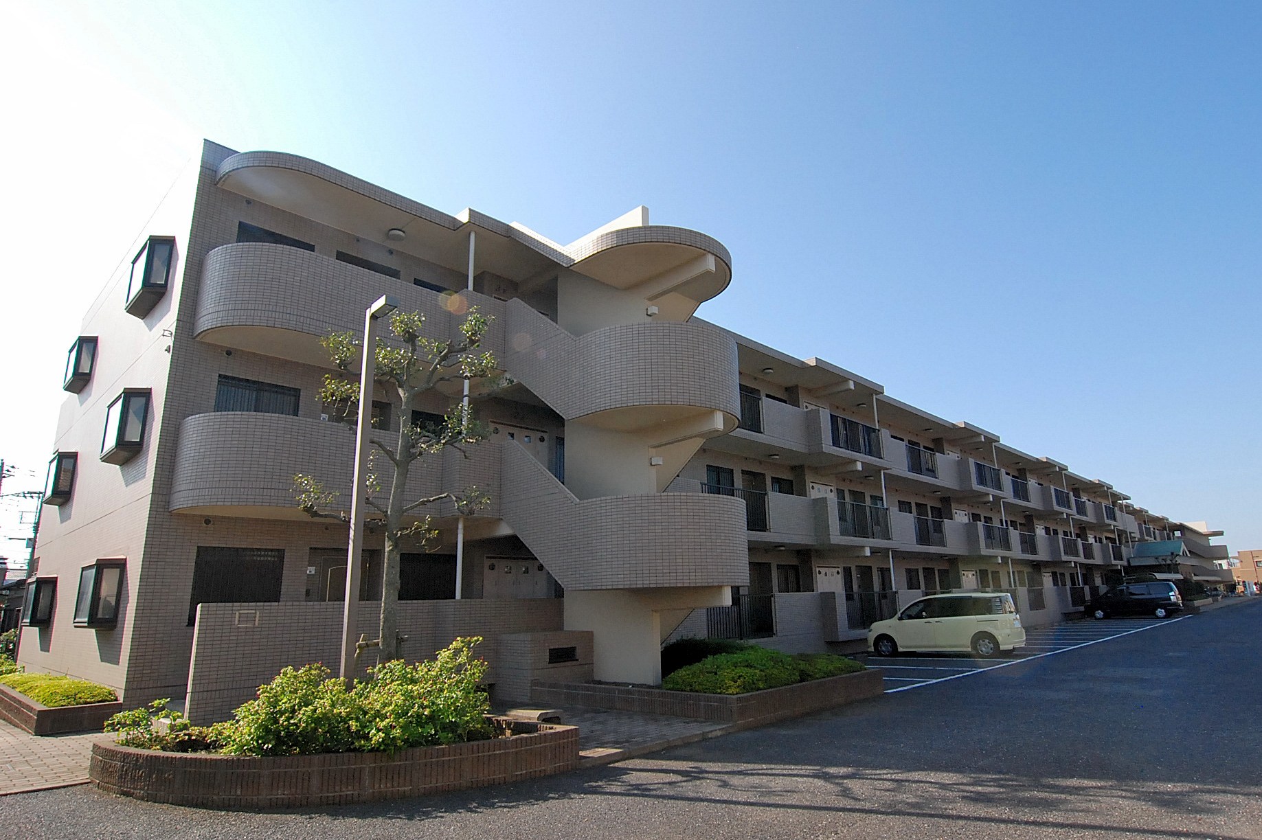 Building appearance. Shooting from the corridor side Sunny property. The front is parking.