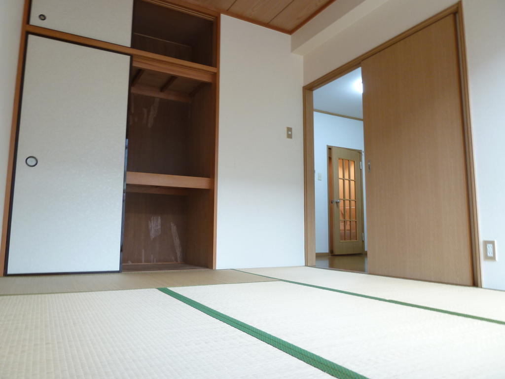 Living and room. There Japanese-style room also firmly accommodated.