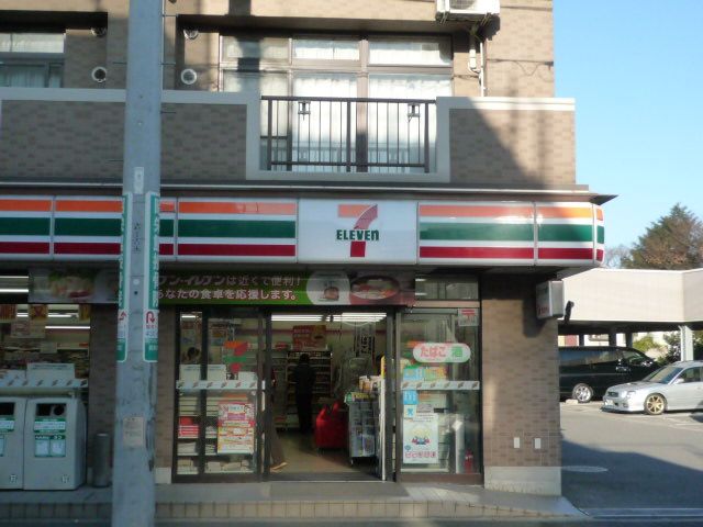 Convenience store. 500m to Seven-Eleven (convenience store)