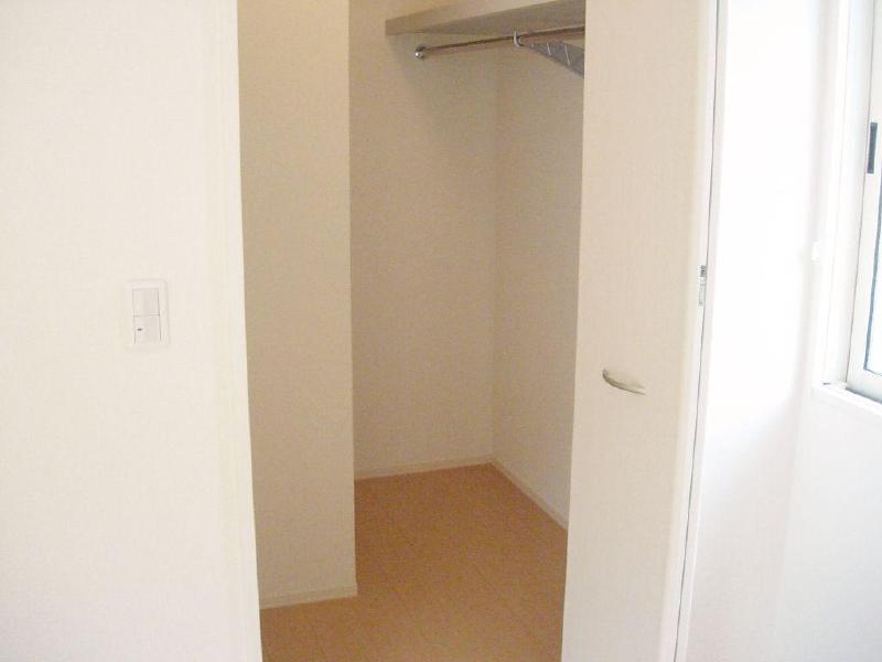 Receipt. Walk-in closet with depth