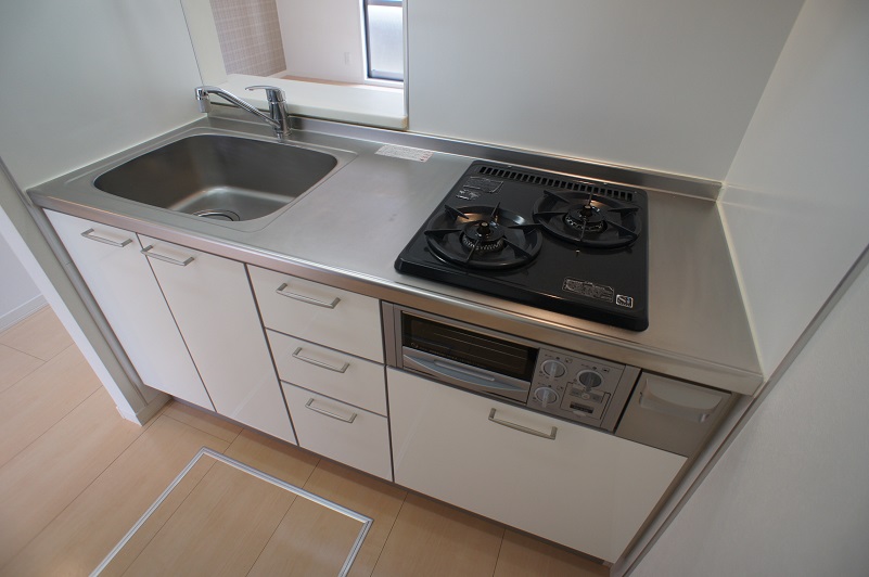 Kitchen. System kitchen is equipped with two-burner gas stove and grill (city gas)