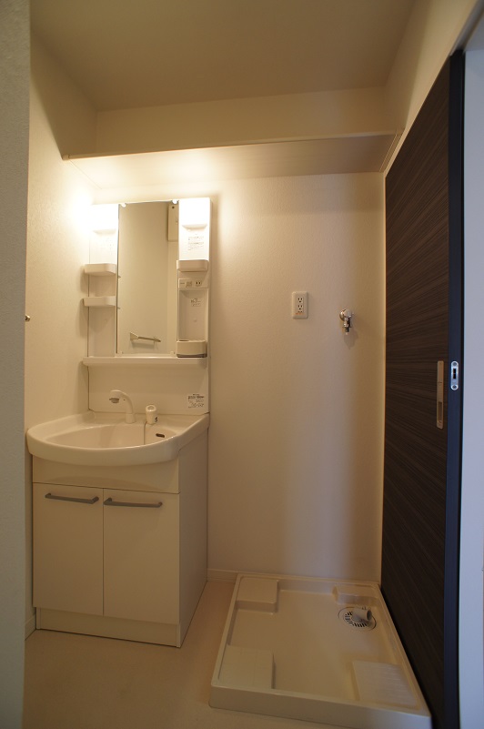 Washroom. Shampoo dresser ・ Basin is the dressing room there is a Laundry Area