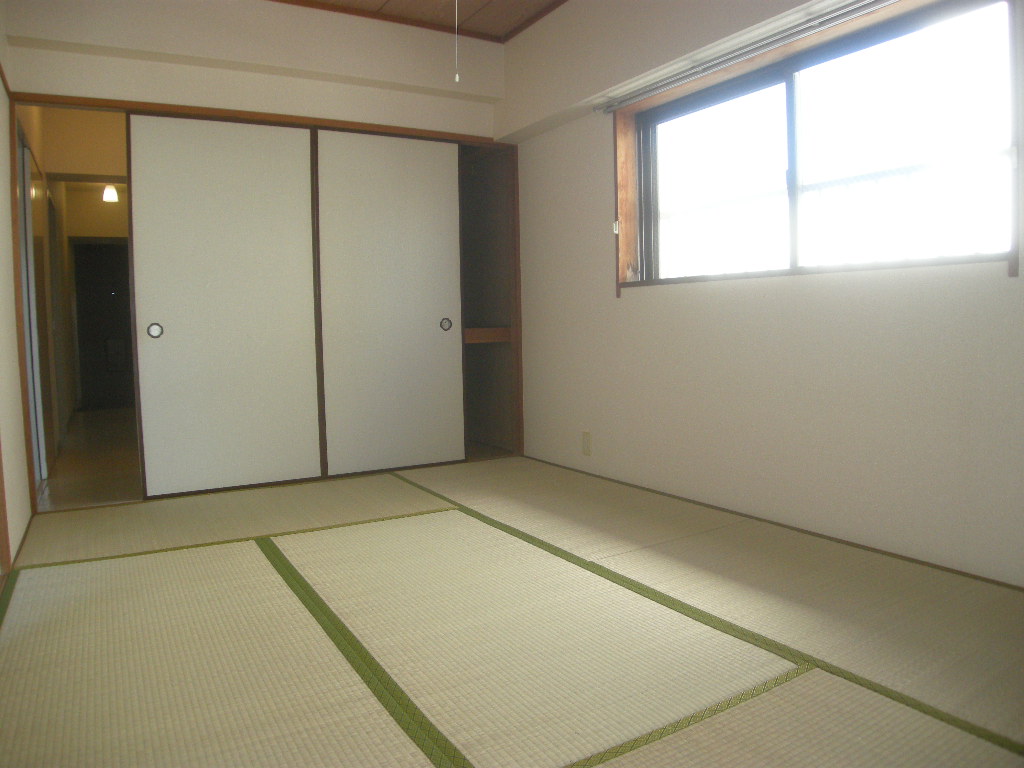 Living and room. Is a Japanese-style room adjacent to the living room