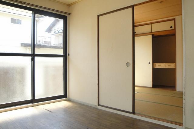 Living and room. Also can you use a Western-style Japanese-style room is connected