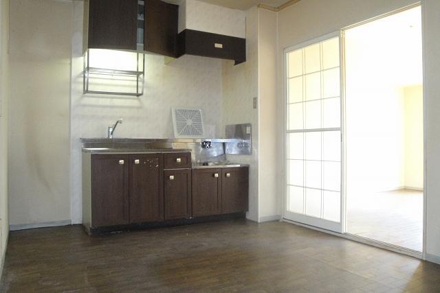 Kitchen. This bath can be installed in the gas stove