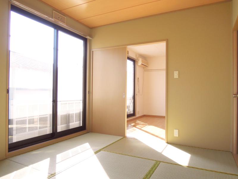 Living and room. Japanese-style room 6 Pledge of settle down space ・ Ventilation is also good