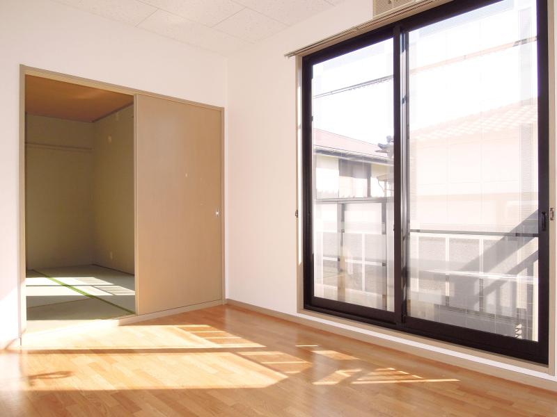 Living and room. Sunny ・ Western-style 6 Pledge in spacious space