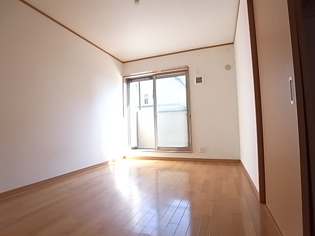 Living and room. Relax in a Western-style 6 tatami space and refreshing