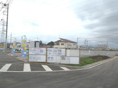 Local photos, including front road. Local (11 May 2013) Shooting It began building architecture.