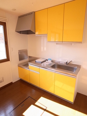 Kitchen. Hakobu Kimu up in the yellow color of the kitchen ☆