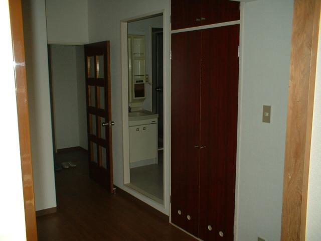 Living and room. It is a photograph of the entrance from the living room.