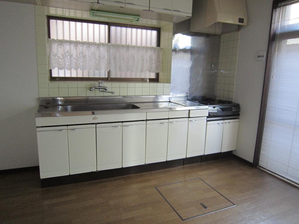 Kitchen. Indoor (11 May 2013) Shooting