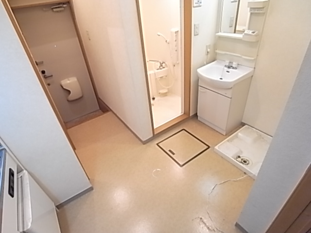 Washroom. Also equipped with independent washbasin. The bath is equipped with bathroom dryer.