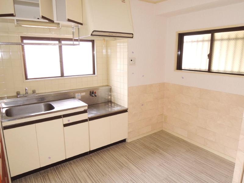 Kitchen. Kitchen space spacious. Pat ventilation there is also a window!