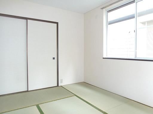 Living and room. Japanese-style room also bright, There is calm.