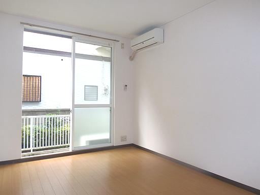 Living and room. Bright is a 6-tatami rooms.