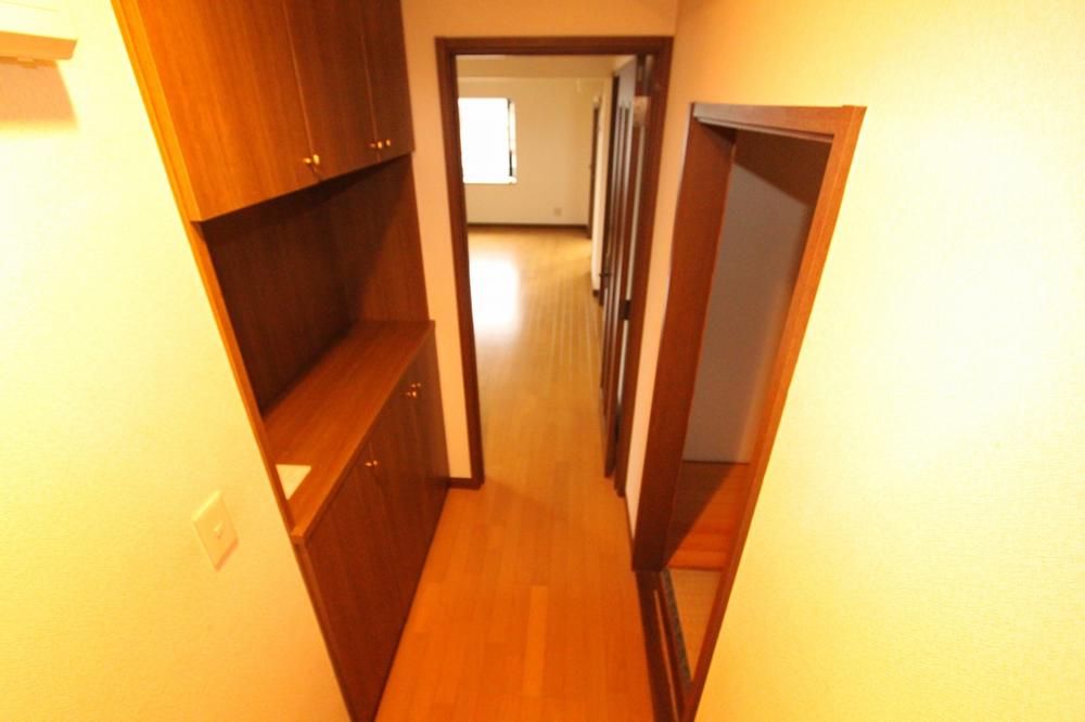 Other introspection. There is a large storage in the front door (2013 November shooting)