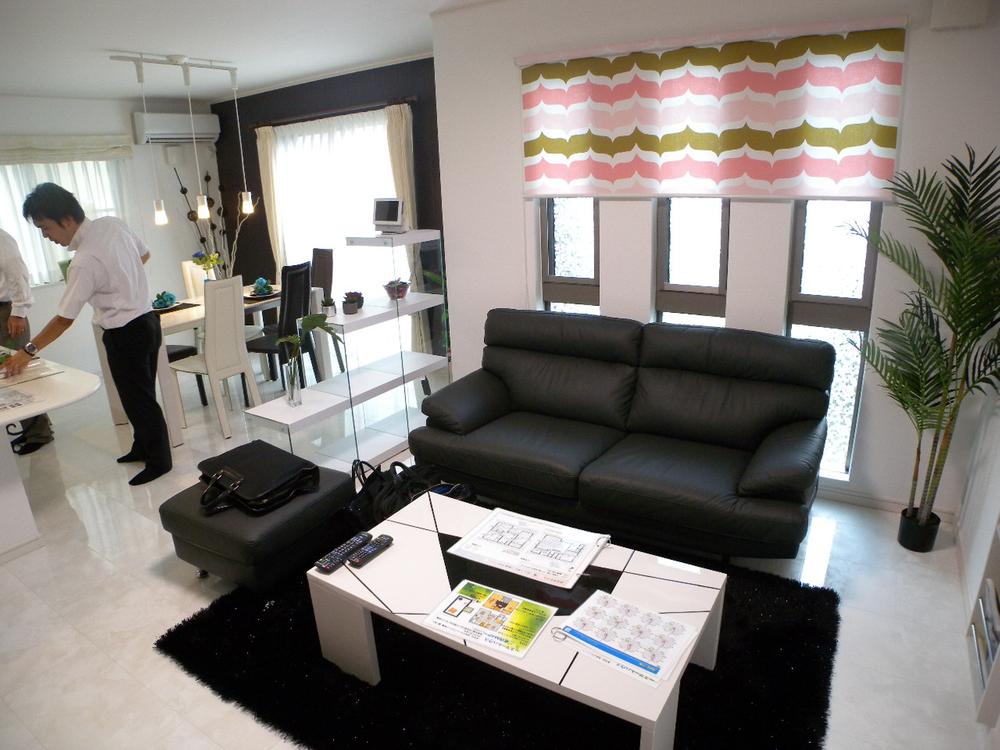 Same specifications photos (living). Indoor (12 May 2013) Shooting