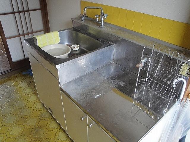 Kitchen. Water is around spread