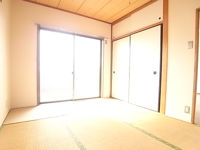 Other room space. I think you calm and there is a Japanese-style room. 