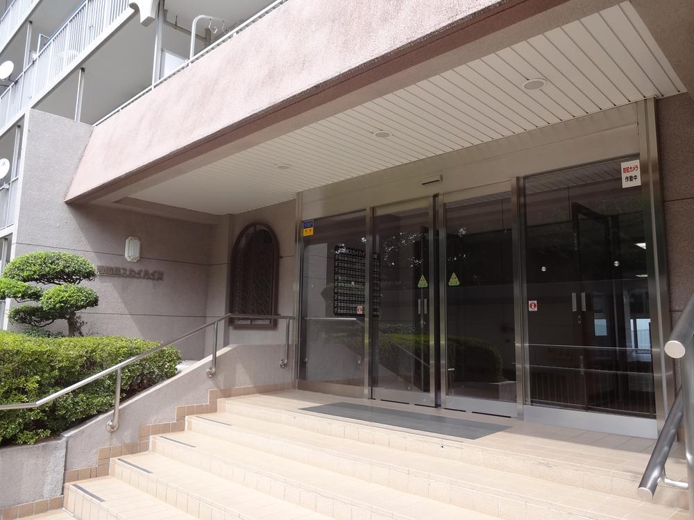 Entrance. Common areas