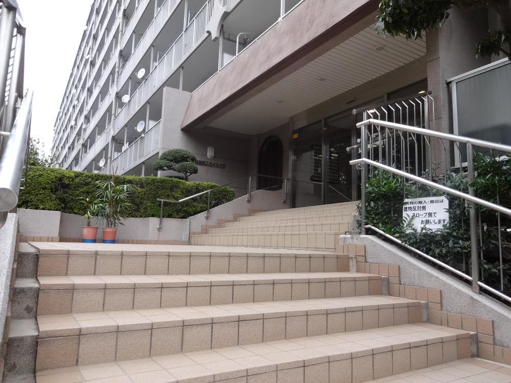 Entrance. Common areas