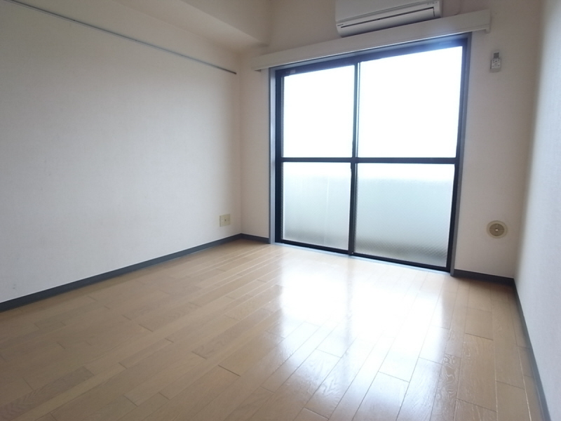 Living and room. It is very pleasant environment in a quiet residential area ☆