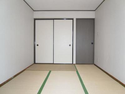 Living and room. There is a closet in the Japanese-style room