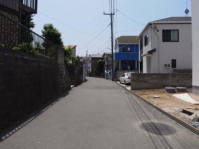 Local photos, including front road. Living environment is good