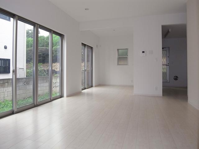 Living. About 18 Pledge spacious and bright living room