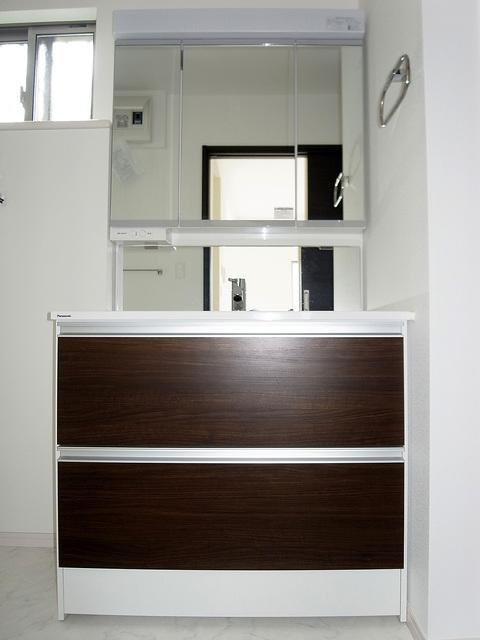 Wash basin, toilet. Vanity storage rich three-sided mirror type